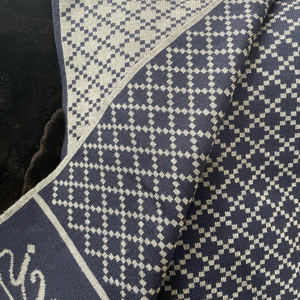 NEW! Gucci Navy and Gray Diamond Script Logo Wool Scarf - Picture 3 of 6